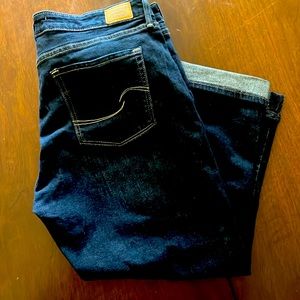 Size 14 signature scrub Levi Strauss midrise Capri blue jeans